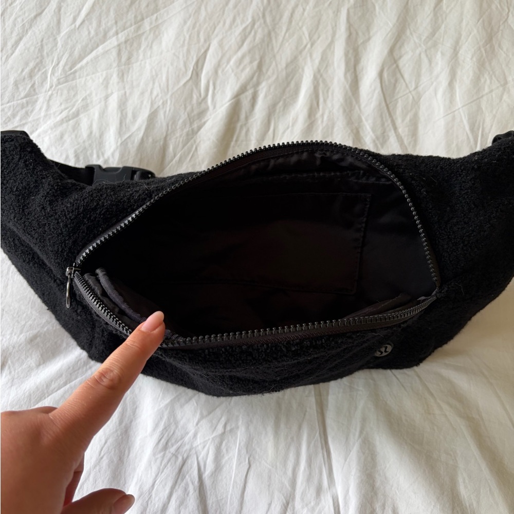 Lululemon Black Fleece Crossbody Sling Bag - Picture 3 of 4